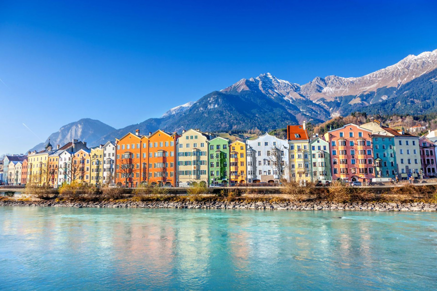 Stadt Innsbruck mit alpiner Bergkulisse